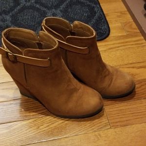 Brown boots with wedge